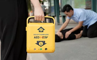 Desfibrilador externo automático para un espacio cardioprotegido