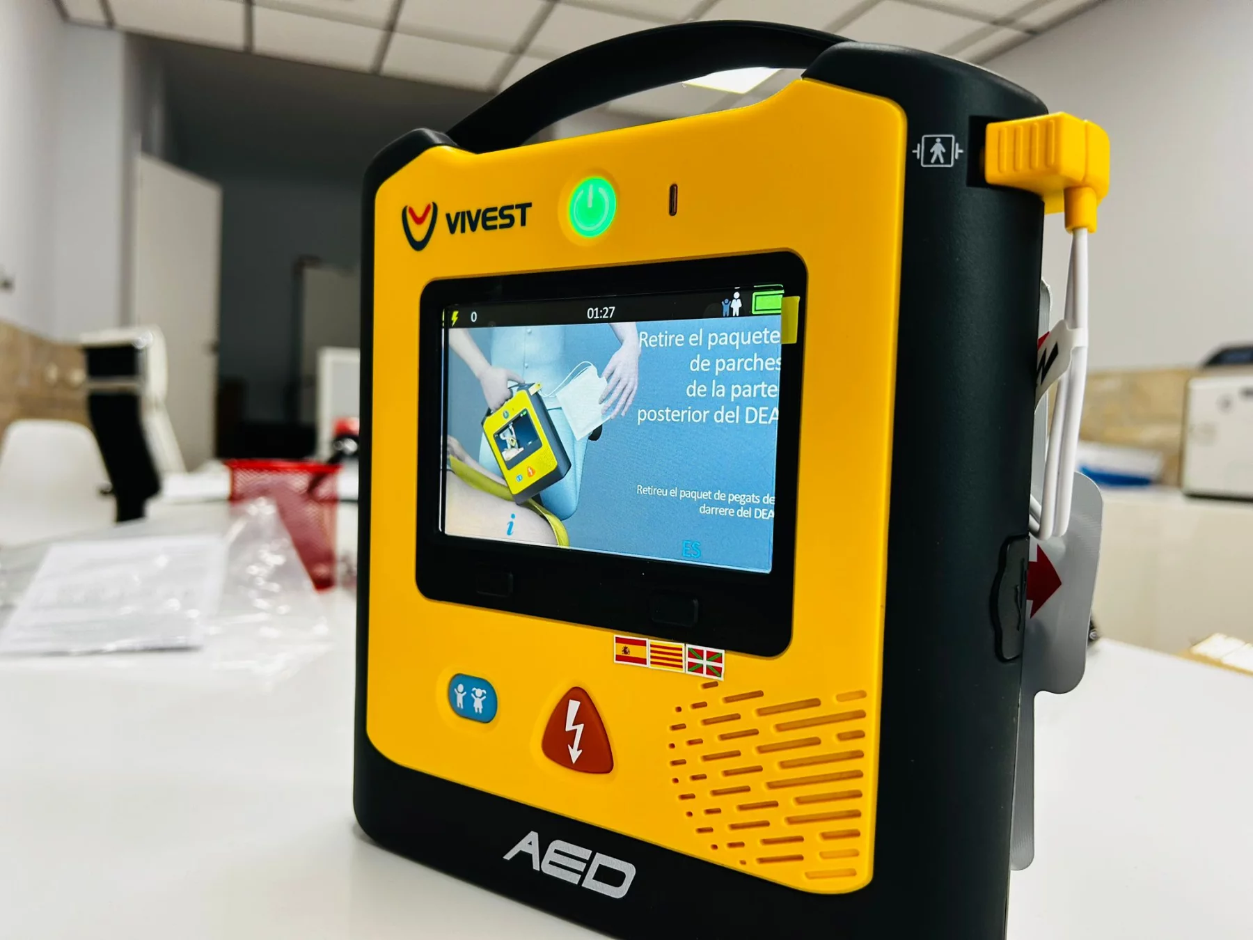​El desfibrilador Vivest PowerBeat A3 ya está disponible en versión trilingüe: castellano, euskera y catalán